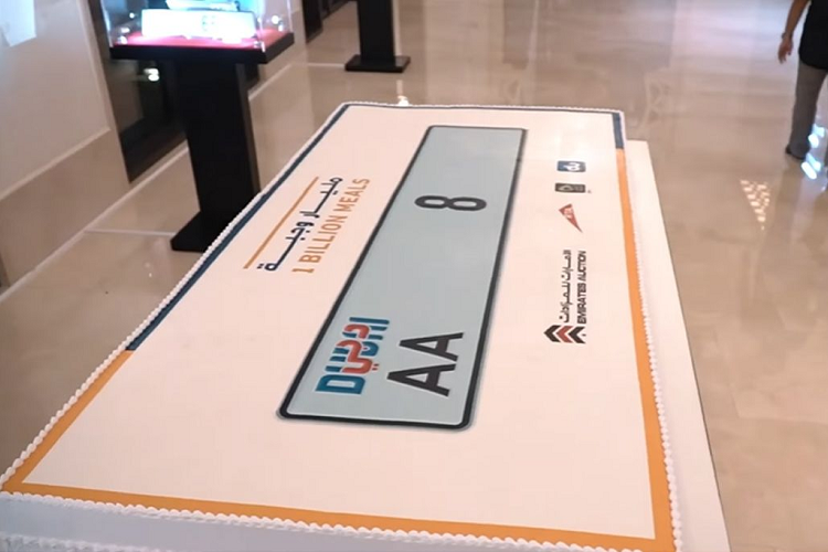 Đáng chú ý, trong buổi đấu giá từ thiện có chiếc biển số xe hàng độc AA8 đã mang về cho ban tổ chức số tiền lên tới 9,5 triệu USD (khoảng 218 tỷ đồng). Con số này suýt soát đủ để mua 3 chiếc Bugatti Chiron (giá trung bình khoảng 3,3 triệu USD xe).