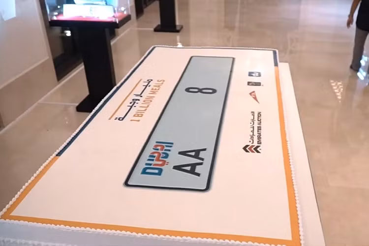 Đáng chú ý, trong buổi đấu giá từ thiện có chiếc biển số xe hàng độc AA8 đã mang về cho ban tổ chức số tiền lên tới 9,5 triệu USD (khoảng 218 tỷ đồng). Con số này suýt soát đủ để mua 3 chiếc Bugatti Chiron (giá trung bình khoảng 3,3 triệu USD xe).