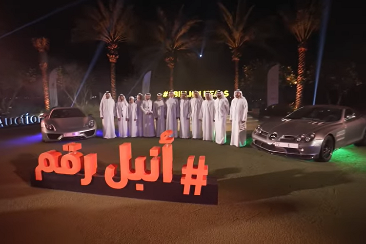 Ngoài biển số độc nhất, 10 số di động đặc biệt cũng được đưa ra đấu giá trong buổi đấu giá từ thiện nói trên. Số điện thoại di động “549999999” giành được giá cao nhất, 1,36 triệu USD (khoảng 31,2 tỷ đồng).