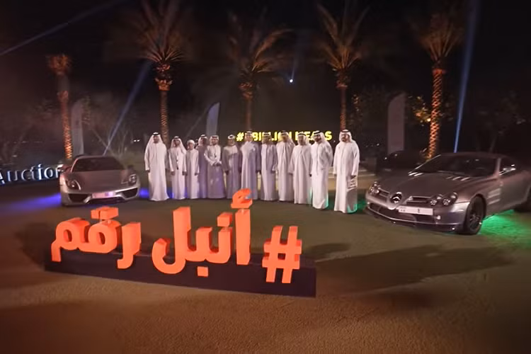 Ngoài biển số độc nhất, 10 số di động đặc biệt cũng được đưa ra đấu giá trong buổi đấu giá từ thiện nói trên. Số điện thoại di động “549999999” giành được giá cao nhất, 1,36 triệu USD (khoảng 31,2 tỷ đồng).