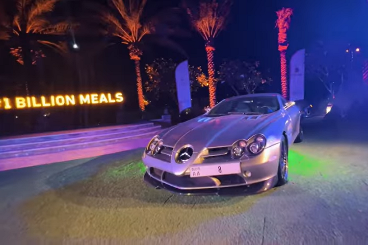 Biển số “AA8” trị giá 9,5 triệu USD hiện chỉ là một trong những chiếc biển số xe đắt nhất thế giới. Vị trí đầu bảng thuộc về chiếc biển chỉ 2 ký tự "MM" ở California, Mỹ, từng gây sốt khi được rao bán đấu giá lên đến 24,3 triệu USD (khoảng 550 tỷ đồng).