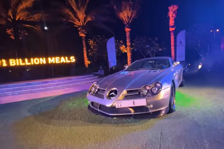 Biển số “AA8” trị giá 9,5 triệu USD hiện chỉ là một trong những chiếc biển số xe đắt nhất thế giới. Vị trí đầu bảng thuộc về chiếc biển chỉ 2 ký tự "MM" ở California, Mỹ, từng gây sốt khi được rao bán đấu giá lên đến 24,3 triệu USD (khoảng 550 tỷ đồng).