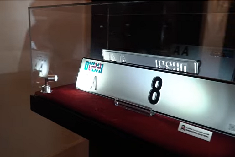 Sở dĩ chiếc biển số này có giá “trên trời” như vậy là do nó còn đi kèm với một mã NFT, viết tắt cho Non-fungible token (tài sản không thể thay thế). Cũng giống như NFT, về bản chất biển số xe là tài sản độc nhất, mỗi cái chỉ có một chiếc. Sự kết hợp của hai tài sản hiếm có bậc nhất này là yếu tố khiến giá trị chiếc biển số đó cao kỷ lục. Cho đến nay, biển số này ở vẫn đang được rao bán.