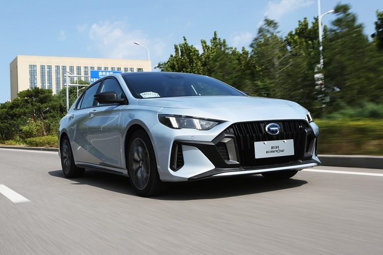 Khe gió thật của xe nằm ở hai góc của cản trước. Thêm vào đó là cụm đèn pha LED toàn phần thanh mảnh, tích hợp dải đèn LED định vị ban ngày.