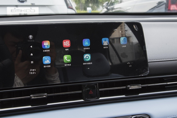 Trước mặt người lái là vô lăng vát đáy thể thao và màn hình cỡ lớn nằm độc lập trên mặt táp-lô.