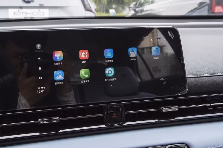 Trước mặt người lái là vô lăng vát đáy thể thao và màn hình cỡ lớn nằm độc lập trên mặt táp-lô.