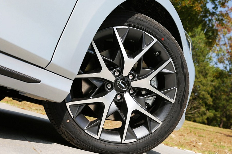 ... cùng bộ vành hợp kim 5 chấu kép hình chữ "Y". Nhờ đó, mẫu sedan hạng C này có hệ số lực cản không khí chỉ 0,26 Cd.