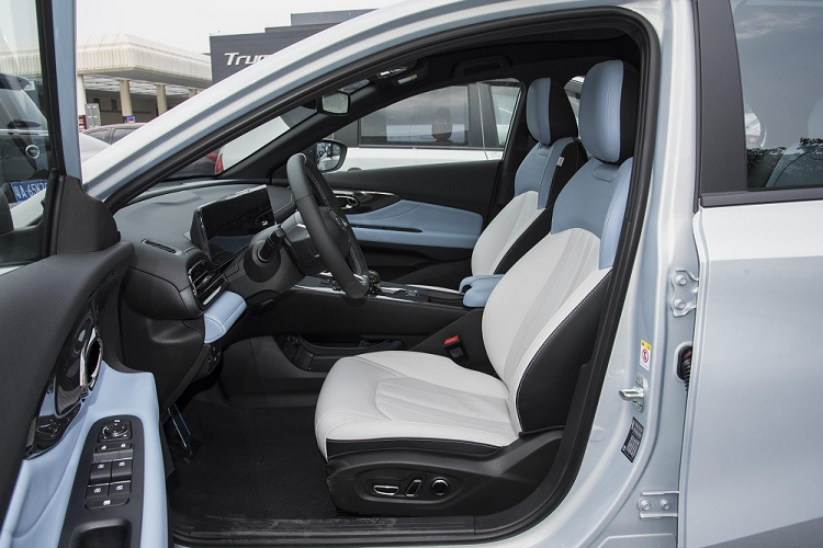Với chiều dài cơ sở khá lớn nên Trumpchi Empow Hybrid 2023 được trang bị nội thất tương đối rộng rãi.