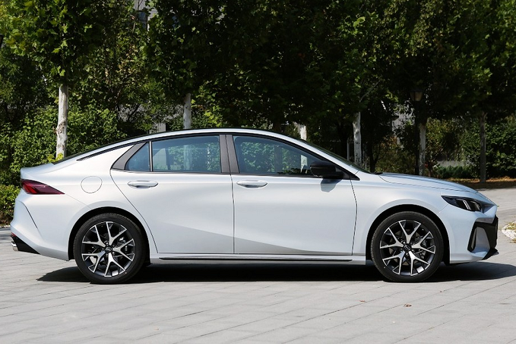 Kéo dài từ đèn pha đến đèn hậu là đường dập gân nổi bật. Ngoài ra, trên 2 cửa bên sườn còn có thêm một đường dập gân đáng chú ý khác. Tiếp đến là nóc dốc dần về phía sau và nối mượt mà với nắp cốp theo phong cách fastback...