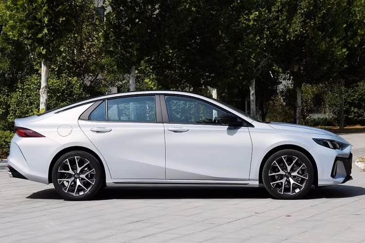 Kéo dài từ đèn pha đến đèn hậu là đường dập gân nổi bật. Ngoài ra, trên 2 cửa bên sườn còn có thêm một đường dập gân đáng chú ý khác. Tiếp đến là nóc dốc dần về phía sau và nối mượt mà với nắp cốp theo phong cách fastback...