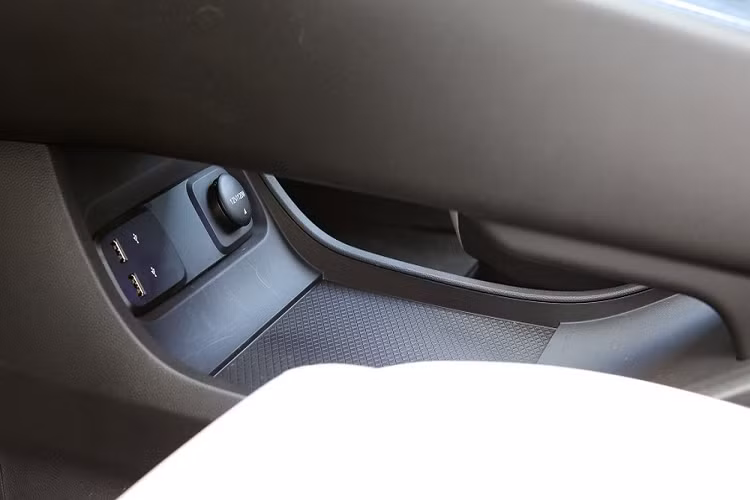 Trên cụm điều khiển trung tâm còn có cần số to bản, nút bấm khởi động máy, nút gạt chọn chế độ lái, phanh tay điện tử và tính năng tự động giữ phanh tạm thời.