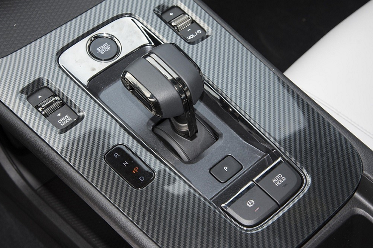 Cửa gió điều hòa kéo dài trên mặt táp-lô khiến nội thất của Trumpchi Empow Hybrid 2023 trông như rộng hơn. Riêng cụm điều khiển trung tâm của xe được đặt cao, tạo thành vách ngăn giữa 2 ghế trước.