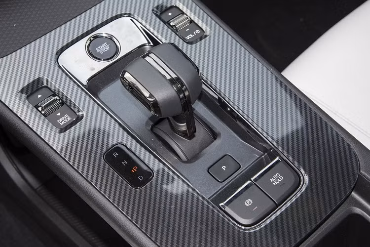 Cửa gió điều hòa kéo dài trên mặt táp-lô khiến nội thất của Trumpchi Empow Hybrid 2023 trông như rộng hơn. Riêng cụm điều khiển trung tâm của xe được đặt cao, tạo thành vách ngăn giữa 2 ghế trước.