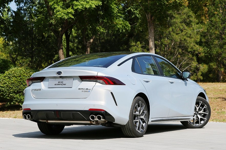 Đằng sau Trumpchi Empow Hybrid 2023 là cụm đèn hậu LED nằm ngang và khá mỏng. Cửa cốp của xe tích hợp cánh gió nhỏ trong khi cản sau đi kèm khe gió giả nằm dọc ở hai góc. Bên dưới còn có bộ khuếch tán gió và 4 đầu ống xả hình tròn.