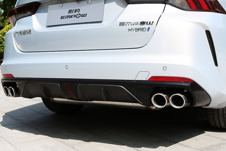 Được phát triển dựa trên cơ sở gầm bệ Global Platform Modular Architecture của hãng mẹ GAC, Trumpchi Empow Hybrid 2023 có chiều dài 4.700 mm, chiều rộng 1.850 mm, chiều cao 1.432 mm và chiều dài cơ sở 2.736 mm.