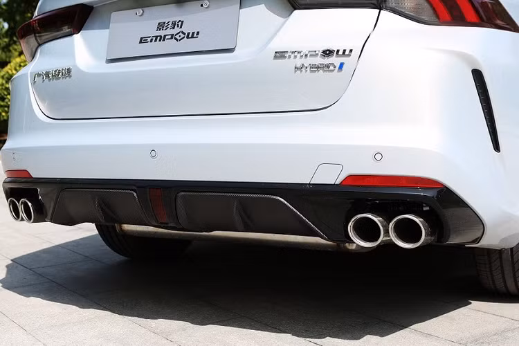 Được phát triển dựa trên cơ sở gầm bệ Global Platform Modular Architecture của hãng mẹ GAC, Trumpchi Empow Hybrid 2023 có chiều dài 4.700 mm, chiều rộng 1.850 mm, chiều cao 1.432 mm và chiều dài cơ sở 2.736 mm.