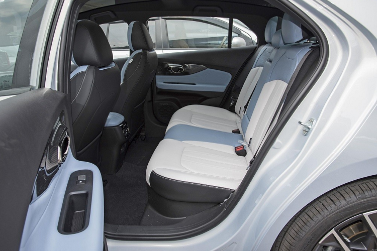 Nguồn cung cấp sức mạnh của Trumpchi Empow Hybrid 2023 là hệ truyền động hybrid, bao gồm động cơ xăng 4 xi-lanh, dung tích 2.0L và mô-tơ điện, tạo ra công suất tổng cộng 238 mã lực. Nhờ đó, xe có thể tăng tốc từ 0-100 km/h trong thời gian chỉ 7,3 giây và tiêu thụ lượng xăng trung bình 3,6 lít/100 km.