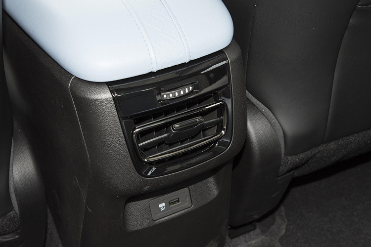 Những trang bị đáng chú ý khác của mẫu sedan hạng C này bao gồm cửa sổ trời toàn cảnh Panorama ... điều hòa tự động, cửa gió điều hòa và cổng USB cho hàng ghế sau.