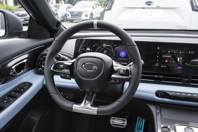 Bên trong mẫu xe này là không gian nội thất bọc da phối 2 màu xanh - trắng tạo cảm giác trẻ trung.