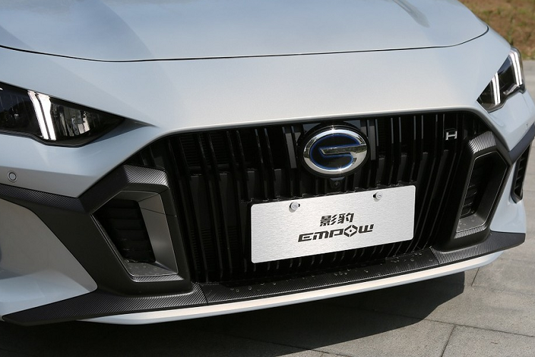 Điều này được thể hiện khá rõ qua thiết kế đầu xe Trumpchi Empow Hybrid 2023 của Trung Quốc. Tại đây, mẫu xe này được trang bị lưới tản nhiệt cỡ lớn, tích hợp logo chữ "H". Nằm ngay bên cạnh lưới tản nhiệt là 2 khe gió giả nằm dọc.
