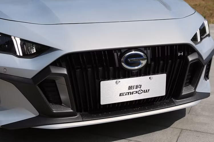 Điều này được thể hiện khá rõ qua thiết kế đầu xe Trumpchi Empow Hybrid 2023 của Trung Quốc. Tại đây, mẫu xe này được trang bị lưới tản nhiệt cỡ lớn, tích hợp logo chữ "H". Nằm ngay bên cạnh lưới tản nhiệt là 2 khe gió giả nằm dọc.