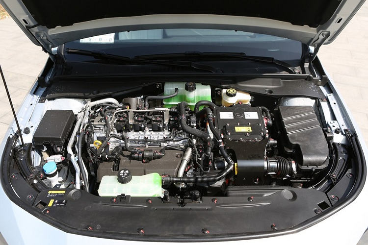 Ngoài ra, xe còn có tính năng ra lệnh bằng giọng nói, hệ thống nhận diện khuôn mặt và cảm biến hồng ngoại nằm trên cột A để phát hiện dấu hiệu buồn ngủ của người lái. Nếu cảm biến này phát hiện khói thuốc, xe sẽ tự động hạ kính cửa sổ. Nếu phát hiện có cuộc gọi đến, xe sẽ đóng cửa sổ để tránh ồn.