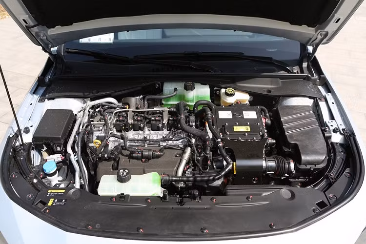 Ngoài ra, xe còn có tính năng ra lệnh bằng giọng nói, hệ thống nhận diện khuôn mặt và cảm biến hồng ngoại nằm trên cột A để phát hiện dấu hiệu buồn ngủ của người lái. Nếu cảm biến này phát hiện khói thuốc, xe sẽ tự động hạ kính cửa sổ. Nếu phát hiện có cuộc gọi đến, xe sẽ đóng cửa sổ để tránh ồn.