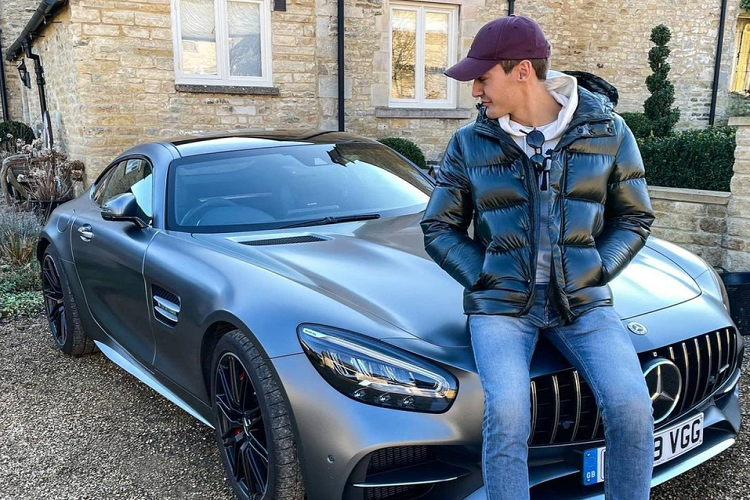 Là người yêu xe, Russell sở hữu nhiều chiếc ôtô cao cấp như Mercedes AMG C63 màu lam và AMG C63 S màu trắng, mỗi chiếc trị giá khoảng 80.000 USD. Chiếc xe ấn tượng nhất trong bộ sưu tập của tay đua trẻ là chiếc Mercedes AMG GT S Coupe, sở hữu động cơ V8, tăng áp kép và có thể đạt vận tốc trên 300 km/h. Chiếc xe này có mức giá hơn 120.000 USD. Russell từng đăng tải hình ảnh tự rửa xe để chứng minh mình đang "chăm sóc cho thứ mình yêu". 