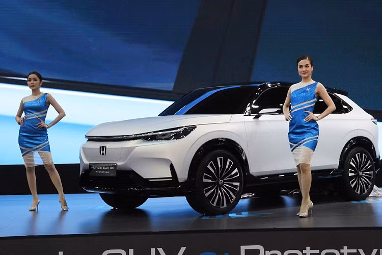 Tại triển lãm Motor Expo 2022 hiện đang diễn ra tại Thái Lan, ngoài Civic Type R thế hệ mới, hãng Honda còn mang mẫu xe ôtô điện SUV e:Prototype đến trưng bày. Đúng như tên gọi, Honda SUV e:Prototype 2023 mới là xe concept chứ không phải ôtô thương mại.