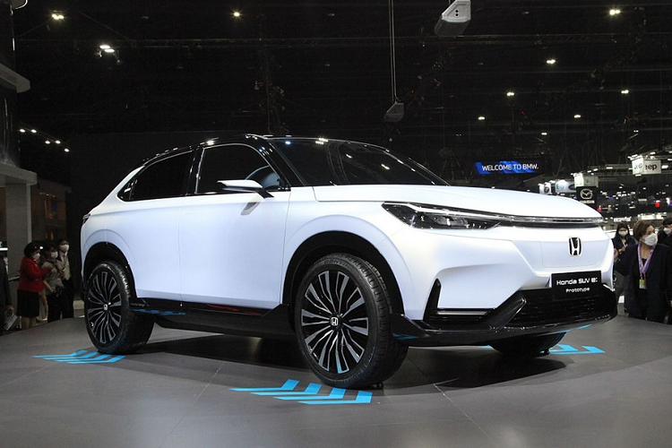 "Hôm nay, chúng tôi mang Honda SUV e:HEV Prototype - mẫu xe concept thuần điện 100% - đến đây, cho thấy ý định tham gia vào các giải pháp của chính phủ Thái Lan nhằm hỗ trợ việc sử dụng và sản xuất ô tô điện. Mẫu xe này cũng đáp ứng nhu cầu của khách hàng Thái Lan", ông Noriyuki Takakura cho biết thêm.