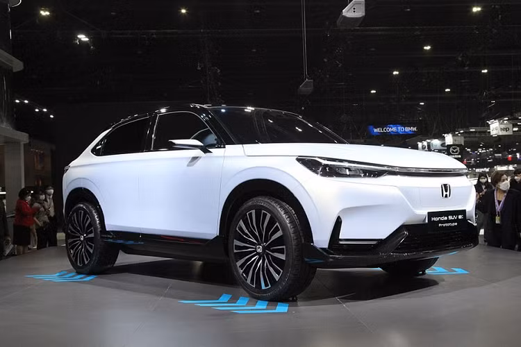 "Hôm nay, chúng tôi mang Honda SUV e:HEV Prototype - mẫu xe concept thuần điện 100% - đến đây, cho thấy ý định tham gia vào các giải pháp của chính phủ Thái Lan nhằm hỗ trợ việc sử dụng và sản xuất ô tô điện. Mẫu xe này cũng đáp ứng nhu cầu của khách hàng Thái Lan", ông Noriyuki Takakura cho biết thêm.