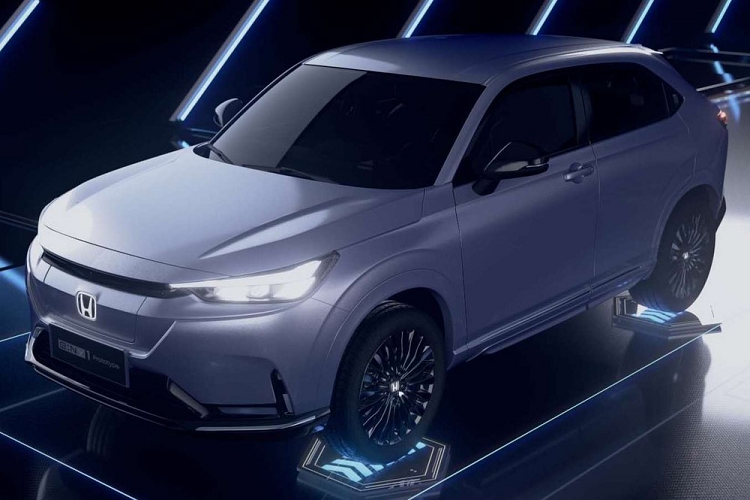 So với Honda e:Ny1 Prototype mới hơn, mẫu xe concept này còn có một điểm khác biệt nữa là không có tem chữ nổi "Honda" trên cửa cốp, ngay phía dưới dải đèn hậu. Tại thị trường Trung Quốc, cả Honda e:NS1 và e:NP1 đều có 2 cấu hình động cơ.
