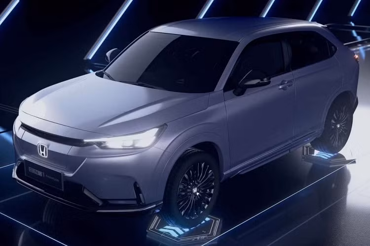So với Honda e:Ny1 Prototype mới hơn, mẫu xe concept này còn có một điểm khác biệt nữa là không có tem chữ nổi "Honda" trên cửa cốp, ngay phía dưới dải đèn hậu. Tại thị trường Trung Quốc, cả Honda e:NS1 và e:NP1 đều có 2 cấu hình động cơ.