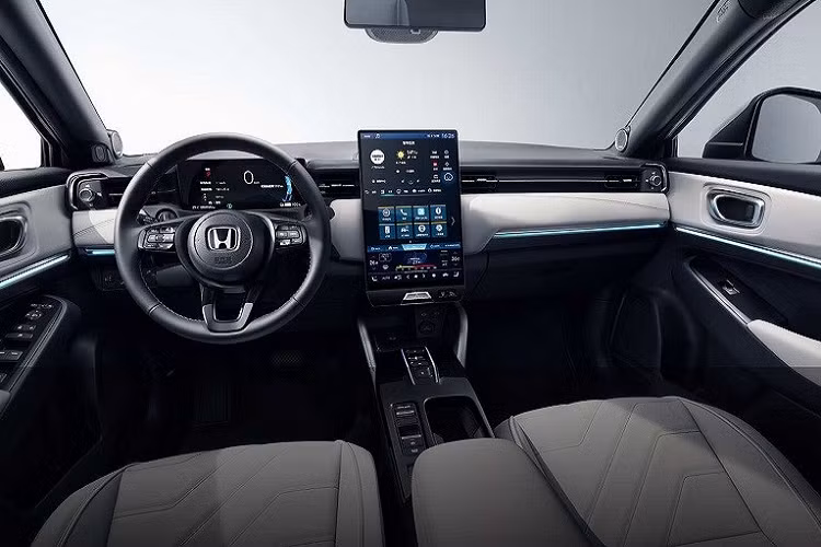 Về thiết kế, Honda SUV e:Prototype được trưng bày tại Thái Lan có ngoại hình cơ bản giống với HR-V đang bán ở thị trường Đông Nam Á nói chung và Việt Nam nói riêng, trừ một số chi tiết như lưới tản nhiệt đóng kín, tích hợp cổng sạc, dải đèn nối giữa 2 đèn pha, gương chiếu hậu siêu mỏng và chắn bùn cải tiến đi kèm khe gió nằm dọc.