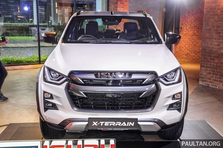 Động cơ cho phép chuyển đổi giữa 3 chế độ 2WD, 4H, 4L thông qua núm xoay trên cụm điều khiển trung tâm. Thêm vào đó là khóa vi sai cầu sau, ốp bảo vệ gầm và khả năng lội nước sâu 800 mm. Tại thị trường Malaysia, giá xe Isuzu D-Max X-Terrain 2022 có mức khởi điểm từ 146.938 RM (khoảng 771 triệu đồng). Xe đã bắt đầu được giao cho khách hàng Malaysia từ giữa tháng 7 năm nay.
