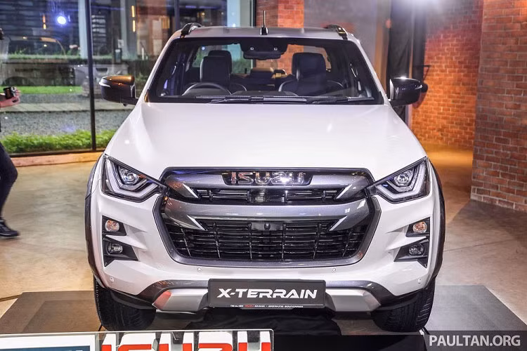 Động cơ cho phép chuyển đổi giữa 3 chế độ 2WD, 4H, 4L thông qua núm xoay trên cụm điều khiển trung tâm. Thêm vào đó là khóa vi sai cầu sau, ốp bảo vệ gầm và khả năng lội nước sâu 800 mm. Tại thị trường Malaysia, giá xe Isuzu D-Max X-Terrain 2022 có mức khởi điểm từ 146.938 RM (khoảng 771 triệu đồng). Xe đã bắt đầu được giao cho khách hàng Malaysia từ giữa tháng 7 năm nay.