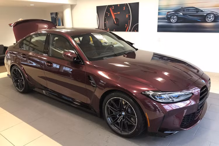 Theo một số nguồn tin, cặp đôi BMW M3 và M4 Competition 2022 đang được các đại lý chính hãng nhận cọc với giá bán dự kiến từ khoảng 5 đến 6 tỷ đồng. Đây sẽ là lô BMW M3 Competition và M4 Competition chính hãng đầu tiên cập bến Việt Nam.