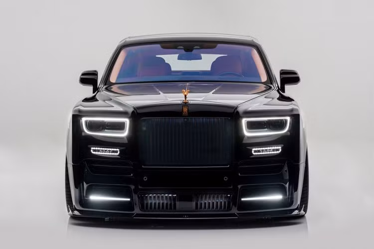 Bắt đầu với những nâng cấp về ngoại hình, chiếc xe siêu sang Rolls-Royce Phantom độ Mansory vẫn mang tông màu đen chủ đạo kết hợp các điểm nhấn màu cam nổi bật, điển hình là biểu tượng Spirit Of Ecstacy. Xe được trang bị bộ bodykit hàng thửa, bao gồm cản trước, cổ hút khí nạp và cánh gió làm từ sợi carbon.