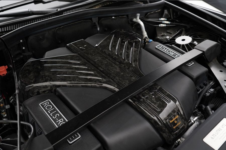 Trái với vẻ quyền lực và bí ẩn của màu sơn đen ở phần ngoại thất, khoang cabin của chiếc Phantom bản độ Mansory nổi bật với tông màu cam tươi sáng. Logo của Mansory có thể tìm thấy trên tựa đầu, dây an toàn, bảng điều khiển, vô lăng, thảm sàn và thậm chí trên tấm lót trong cốp.