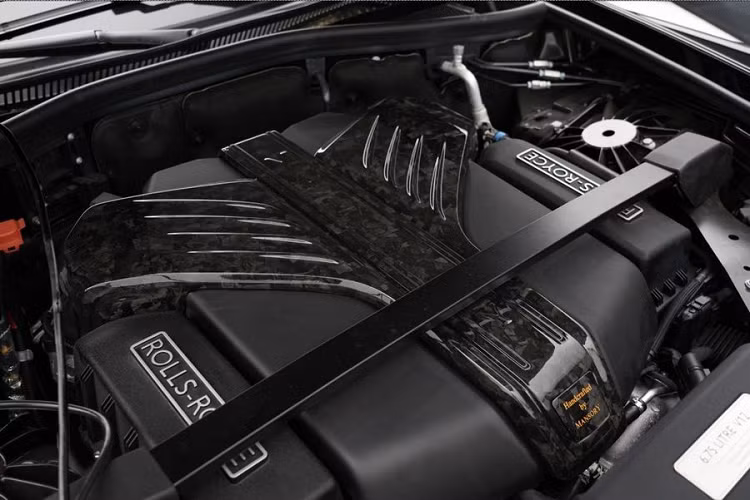 Trái với vẻ quyền lực và bí ẩn của màu sơn đen ở phần ngoại thất, khoang cabin của chiếc Phantom bản độ Mansory nổi bật với tông màu cam tươi sáng. Logo của Mansory có thể tìm thấy trên tựa đầu, dây an toàn, bảng điều khiển, vô lăng, thảm sàn và thậm chí trên tấm lót trong cốp.