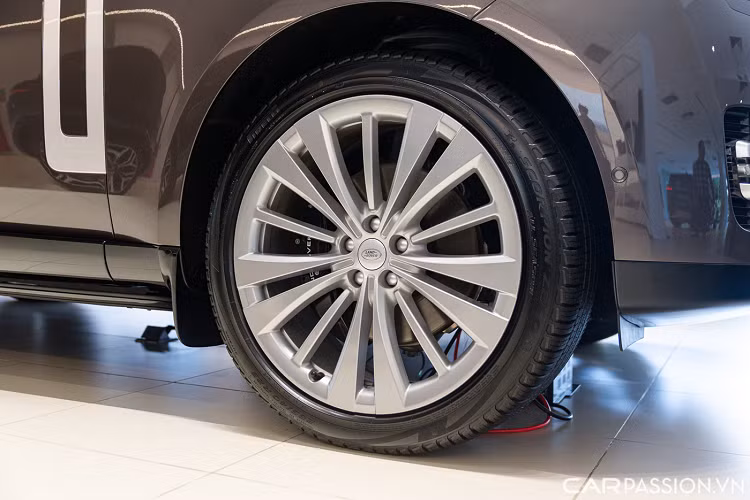 Thân xe sở hữu cụm gương chiếu hậu chỉnh/gập điện tích hợp đèn chào mừng; mâm 23 inch 15 chấu sơn bạc; gói trang bị Autobiography tạo điểm nhấn đặc trưng.