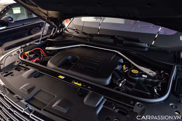 Ngoài ra còn một màn hình 8 inch cảm ứng khác được tích hợp trong tựa tay trung tâm sau để điều khiển ghế và các chức năng riêng cho hàng ghế sau. Hành khách ngồi phía sau được tận hưởng hệ thống giải trí riêng với 2 màn hình cảm ứng 11,4 inch, có cổng HDMI và cổng sạc USB-C PD.