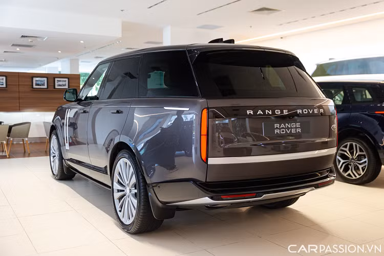 Động cơ xăng cũng được hỗ trợ thêm bởi hệ thống Dừng/Khởi động gồm một bộ đề 48V và dây đai thông minh, giúp tiết kiệm nhiên liệu bằng cách tạm ngắt mỗi khi người lái rời chân khỏi bàn đạp ga một lúc lâu (chẳng hạn như chạy trớn), để sau đó có thể nhanh chóng tái khởi động bằng nguồn năng lượng thất thoát đã được thu hồi và lưu trữ lại trong quá trình giảm tốc hoặc phanh.