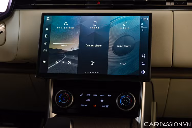 Range Rover thế hệ mới được nâng cấp công nghệ thông tin giải trí Pivi Pro từng đoạt giải thưởng của Land Rover với màn hình cảm ứng lớn nhất từ trước đến nay. Màn hình nổi, cong có kích thước 13,1 inch thể hiện độ sắc nét hoàn hảo.