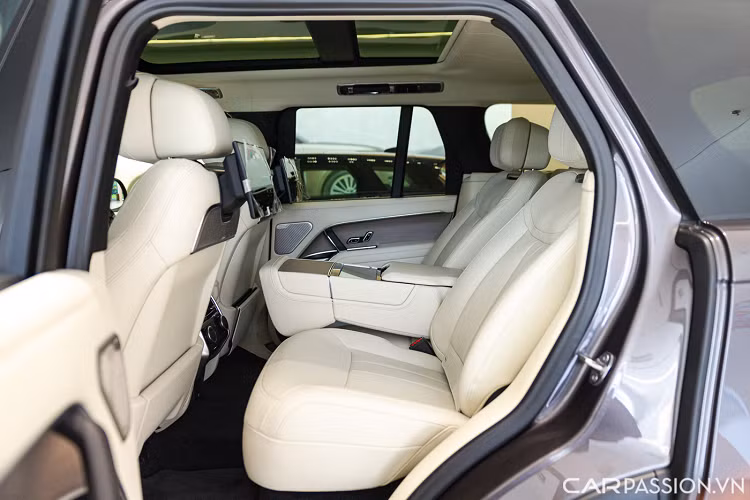 Hàng ghế trước chỉnh điện 24 hướng tích hợp sưởi, làm mát và massage đá nóng. Hàng ghế sau chỉnh điện đa hướng hạng thương gia Executive Class Comfort Plus với đệm đỡ chân, tích hợp sưởi, làm mát và massage đá nóng.