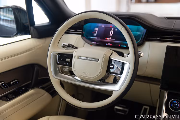 Vô lăng thiết kế mới bọc da hai màu, tích hợp nút bấm hỗ trợ cùng lẫy chuyển số phía sau. Bảng đồng hồ kỹ thuật số Interactive Driver Display 13,7 inch mới sang trọng.