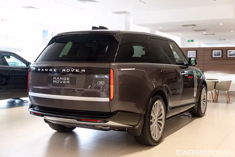 Chiếc xe trong bài có tên đầy đủ là Land Rover Land Rover SWB First Edition P400. Về cơ bản, Range Rover 2022 First Edition về Việt Nam dựa trên nền tảng Autobiography, tức là những tính năng gì bản Autobiography có thì mặc định chúng cũng sẽ xuất hiện trên First Edition.