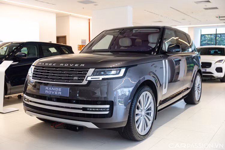 Land Rover Range Rover 2022 bản First Edition đã xuất hiện tại đại lý chính hãng của Land Rover tại Hà Nội. Những chiếc First Edition được định vị cao cấp hơn bản Autobiography và chỉ được sản xuất với số lượng cực kỳ hạn chế trong khoảng thời gian đầu kể từ lúc xe mới ra mắt trên phạm vi toàn thế giới, dành riêng cho số ít những khách hàng đặt mua sớm nhất.