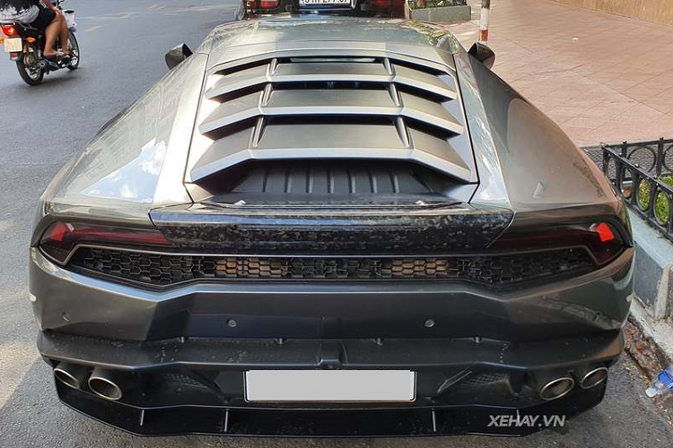 Ban đầu giá xe Lamborghini Huracan chính hãng được chào bán với mức 13,5 tỷ đồng nhưng không rõ giá hiện tại của chiếc xe là bao nhiêu.