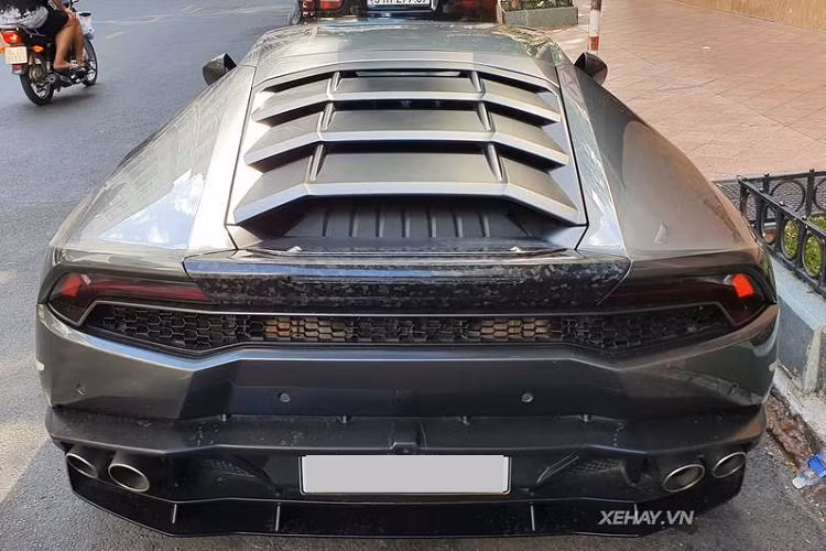 Ban đầu giá xe Lamborghini Huracan chính hãng được chào bán với mức 13,5 tỷ đồng nhưng không rõ giá hiện tại của chiếc xe là bao nhiêu.